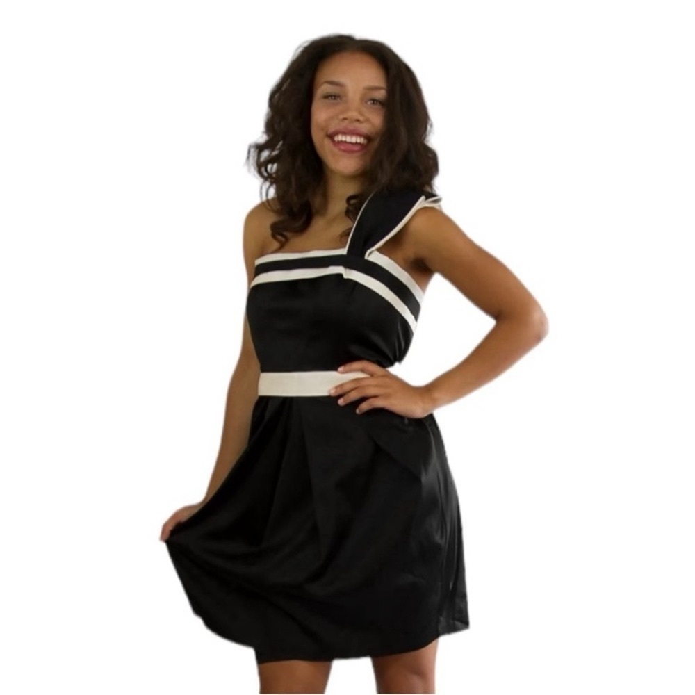 NWT! BCBG Maxazria Black Stretch Satin One-Shoulder Cokctail Dress. Size 6.